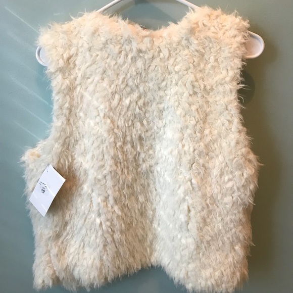 Active USA Cropped Faux Fur Vest - Picture 2 of 4
